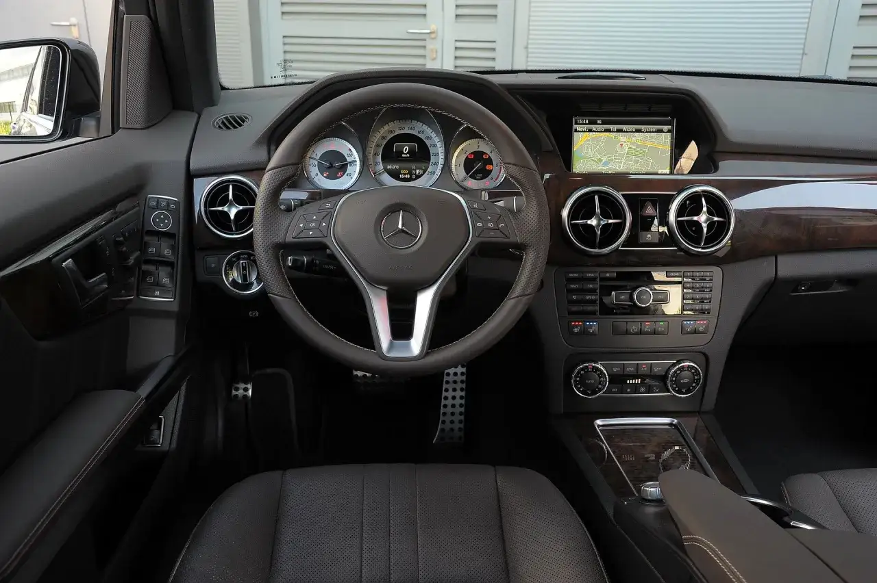 Wnętrze Mercedesa GLK, kierownica, nawigacja i panel sterowania. Wiele osób szuka mercedes glk opinie, by poznać ten model.