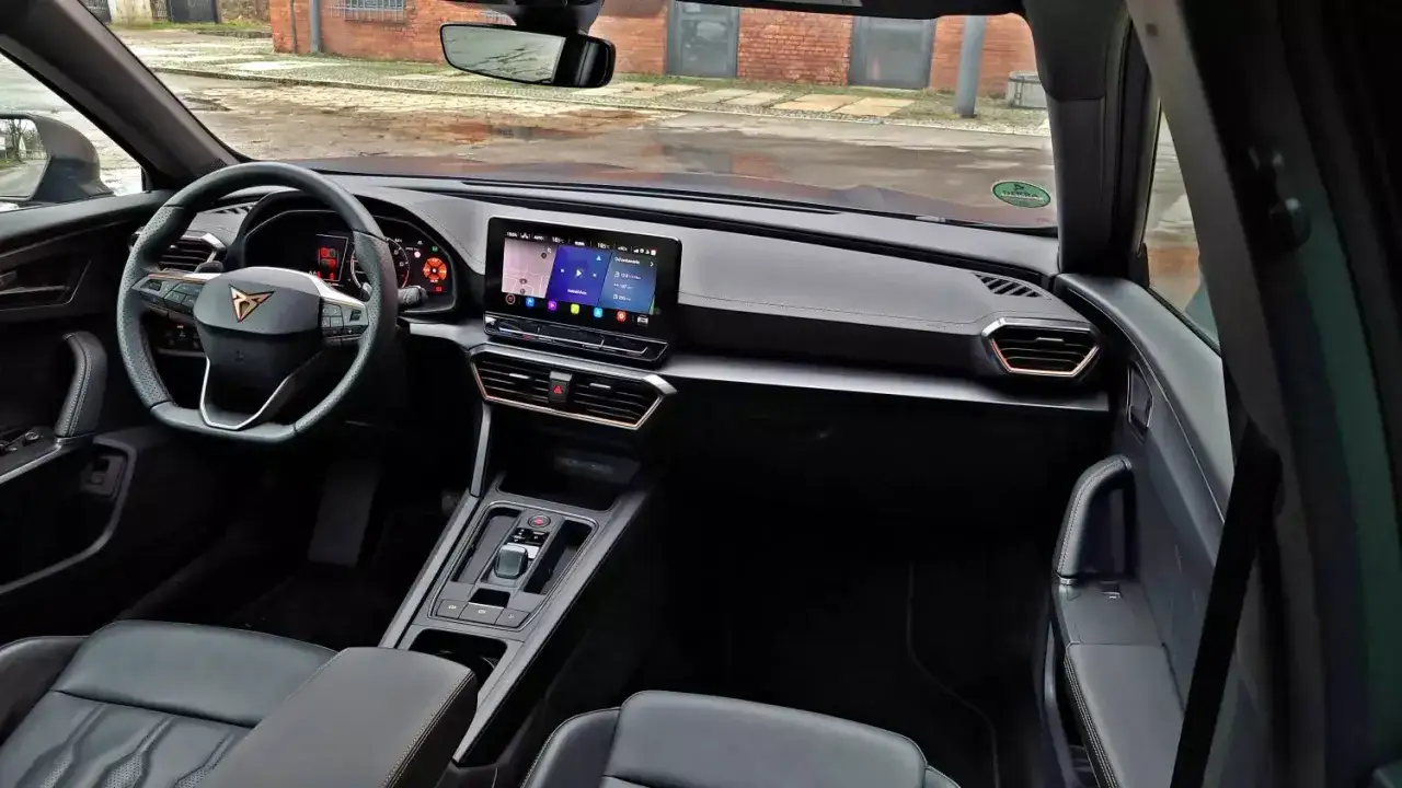 Wnętrze Cupra Formentor. Kierownica, ekran multimediów i konsola środkowa. Wiele osób chwali ten model, a opinie o Cupra Formentor są zazwyczaj pozytywne.