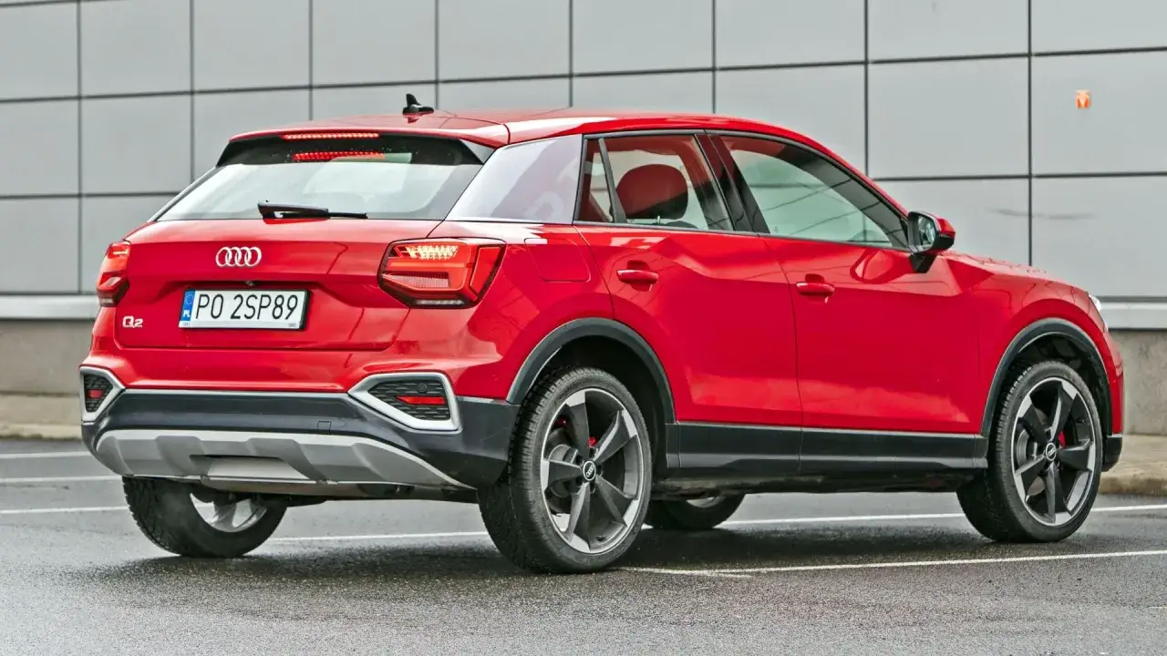 Czerwone Audi Q2 z bliska, pokazujące tył i bok. Wymiary tego kompaktowego SUV-a są idealne do miasta.