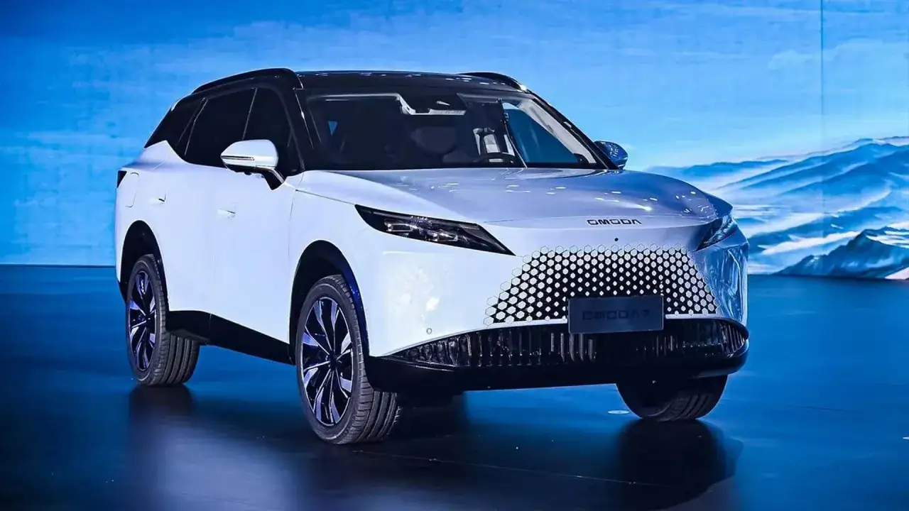 Biały OMODA 7 SUV z czarnym dachem prezentuje swoje nowoczesne linie. Poznaj jego imponujące omoda 7 wymiary.
