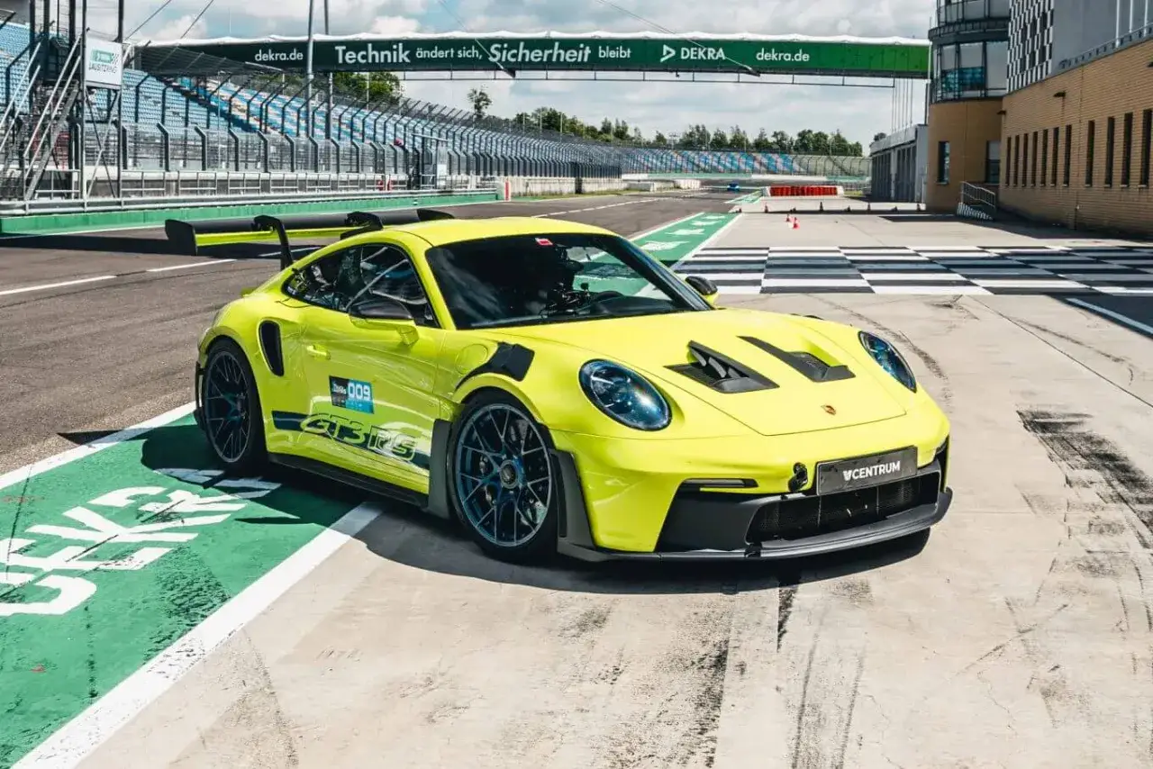 Jaskrawożółty Porsche 992 GT3 RS na torze wyścigowym, gotowy do akcji.