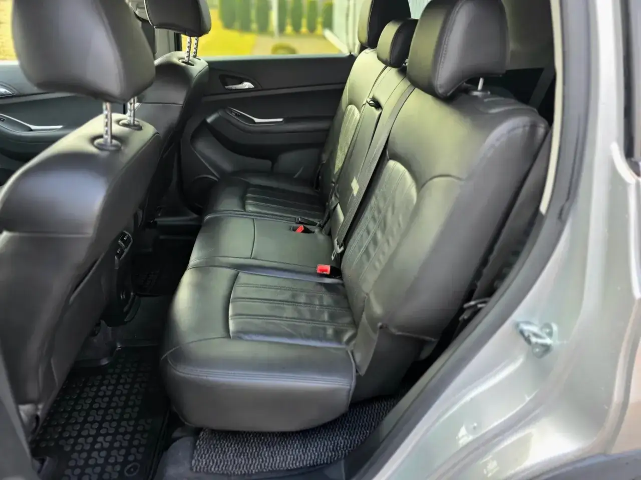 Wnętrze Chevroleta Orlando: czarne, skórzane siedzenia, idealne na rodzinne wycieczki. Wiele pozytywnych chevrolet orlando opinie potwierdza komfort.