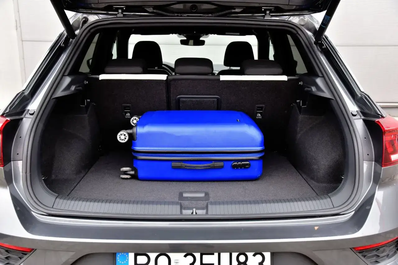 Bagażnik Volkswagena T-Roc pomieści niejedną walizkę, co potwierdzają pozytywne volkswagen t-roc opinie.