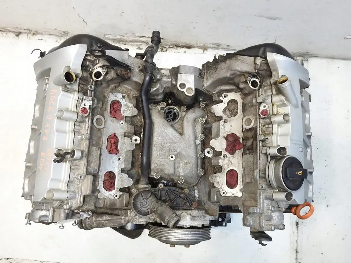 Silnik Audi A6 C6 2.4 benzyna, widok z góry. Widać elementy układu dolotowego i pokrywy zaworów.