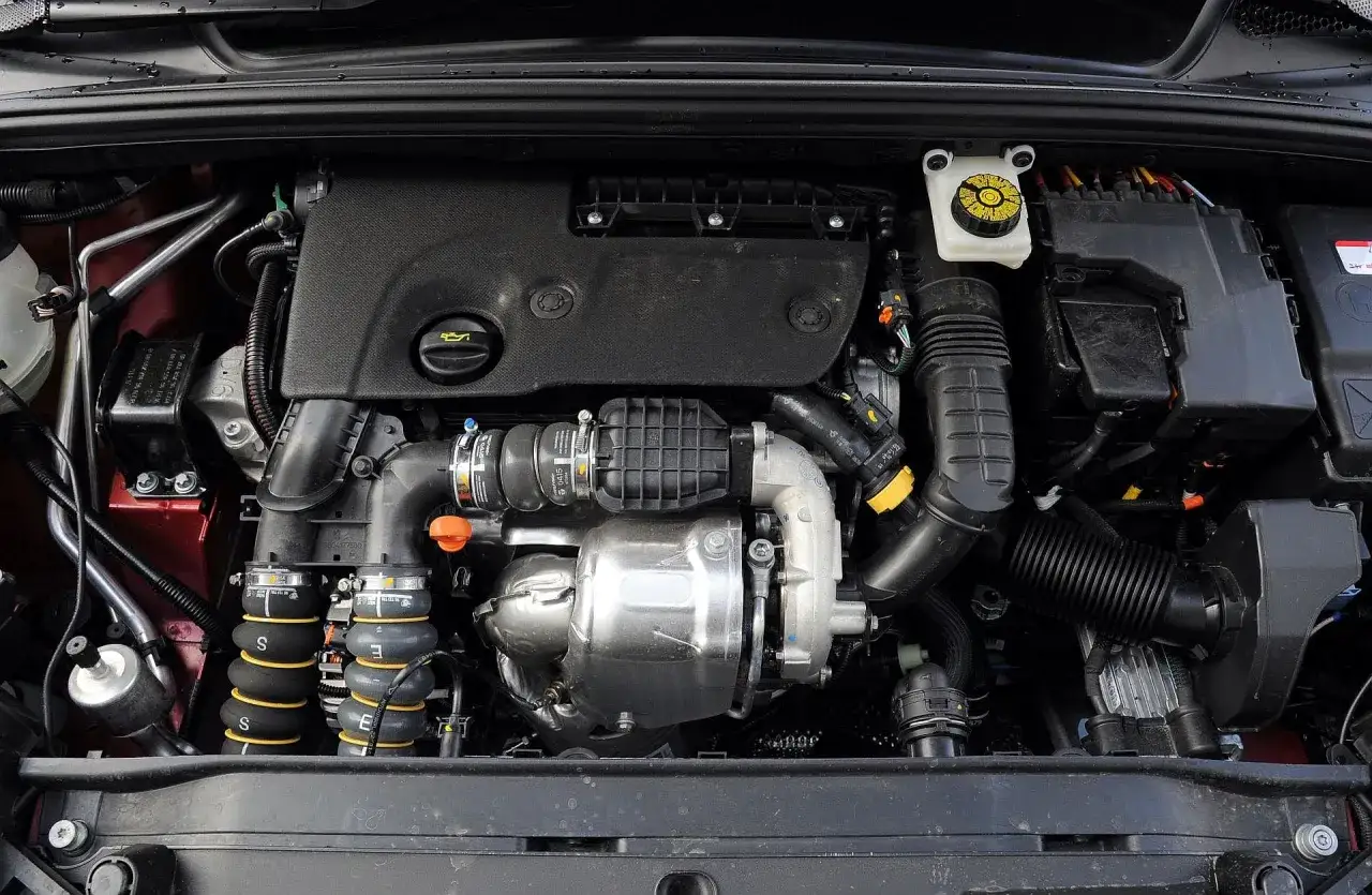 Silnik Citroen C4 2012 z turbosprężarką i elementami układu dolotowego.
