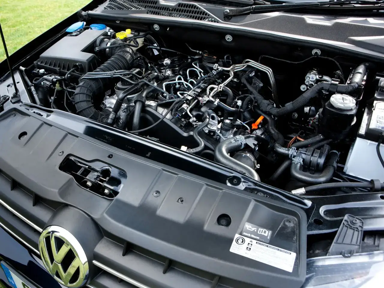 Silnik 2.0 TDI z widocznymi przewodami paliwowymi i układem dolotowym. Pod maską Volkswagena.