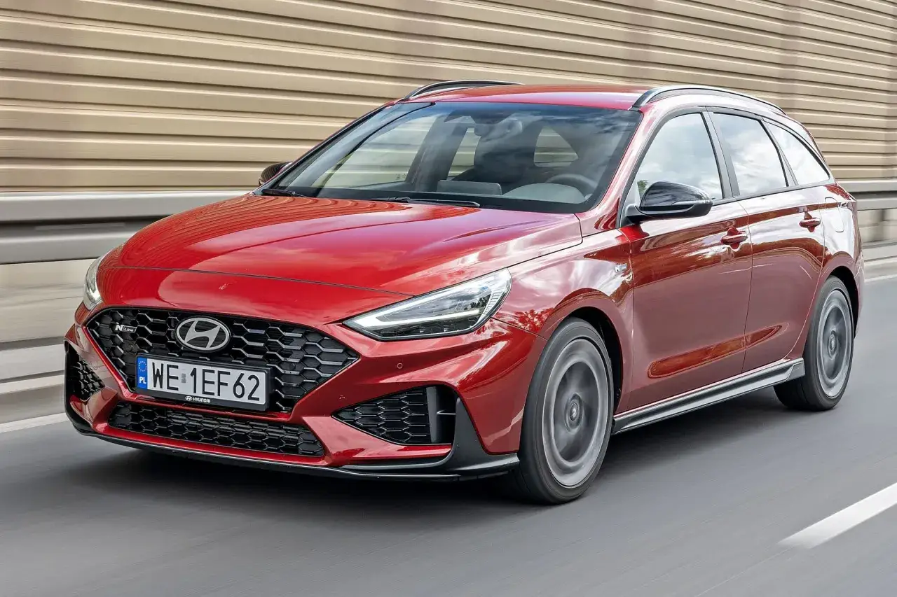 Czerwony Hyundai i30 N Line w wersji kombi w ruchu. Sprawdź atrakcyjną cenę nowego modelu!