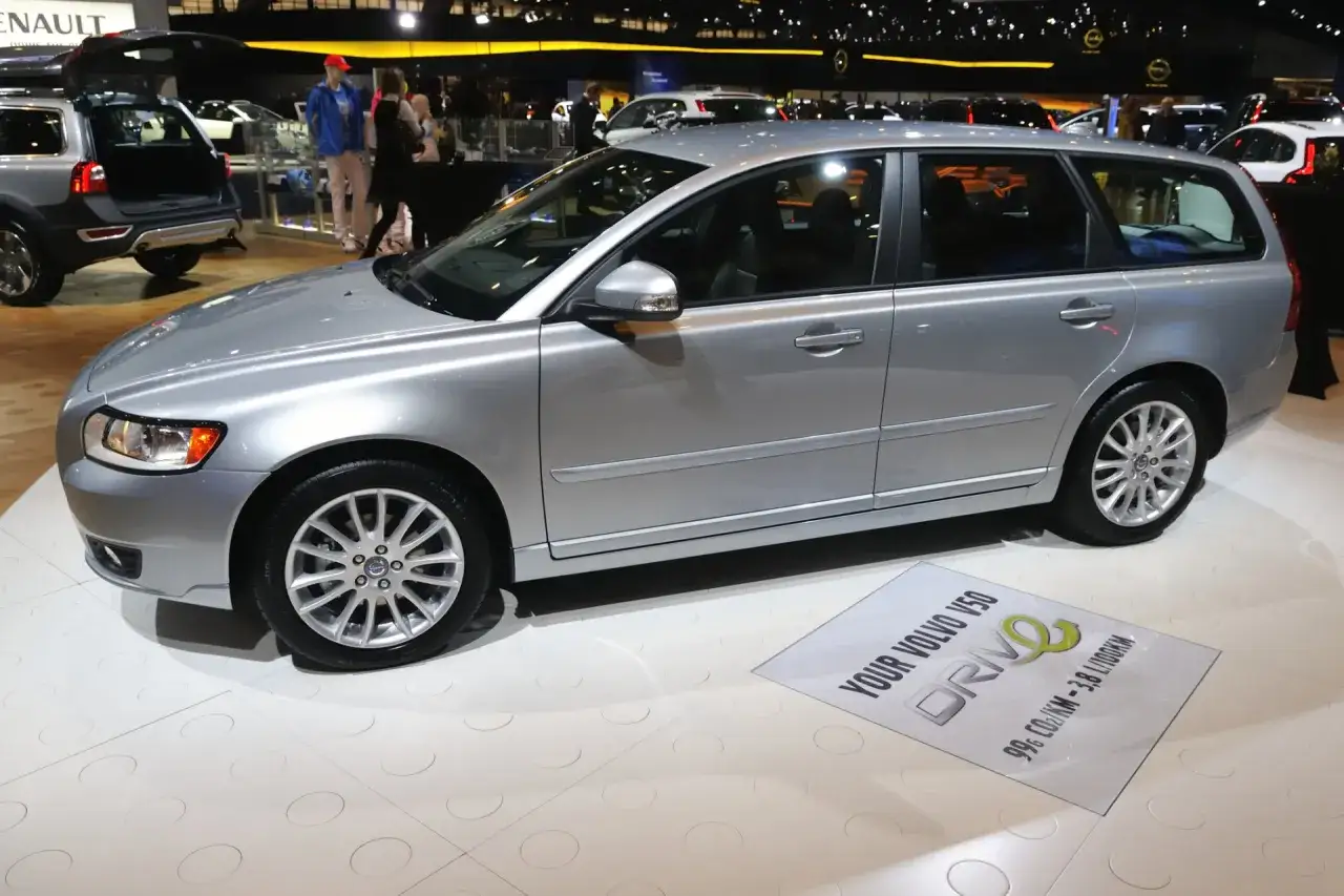 Srebrne Volvo V50 na wystawie. Wiele osób szuka opinii o tym modelu, a ten egzemplarz prezentuje się świetnie.