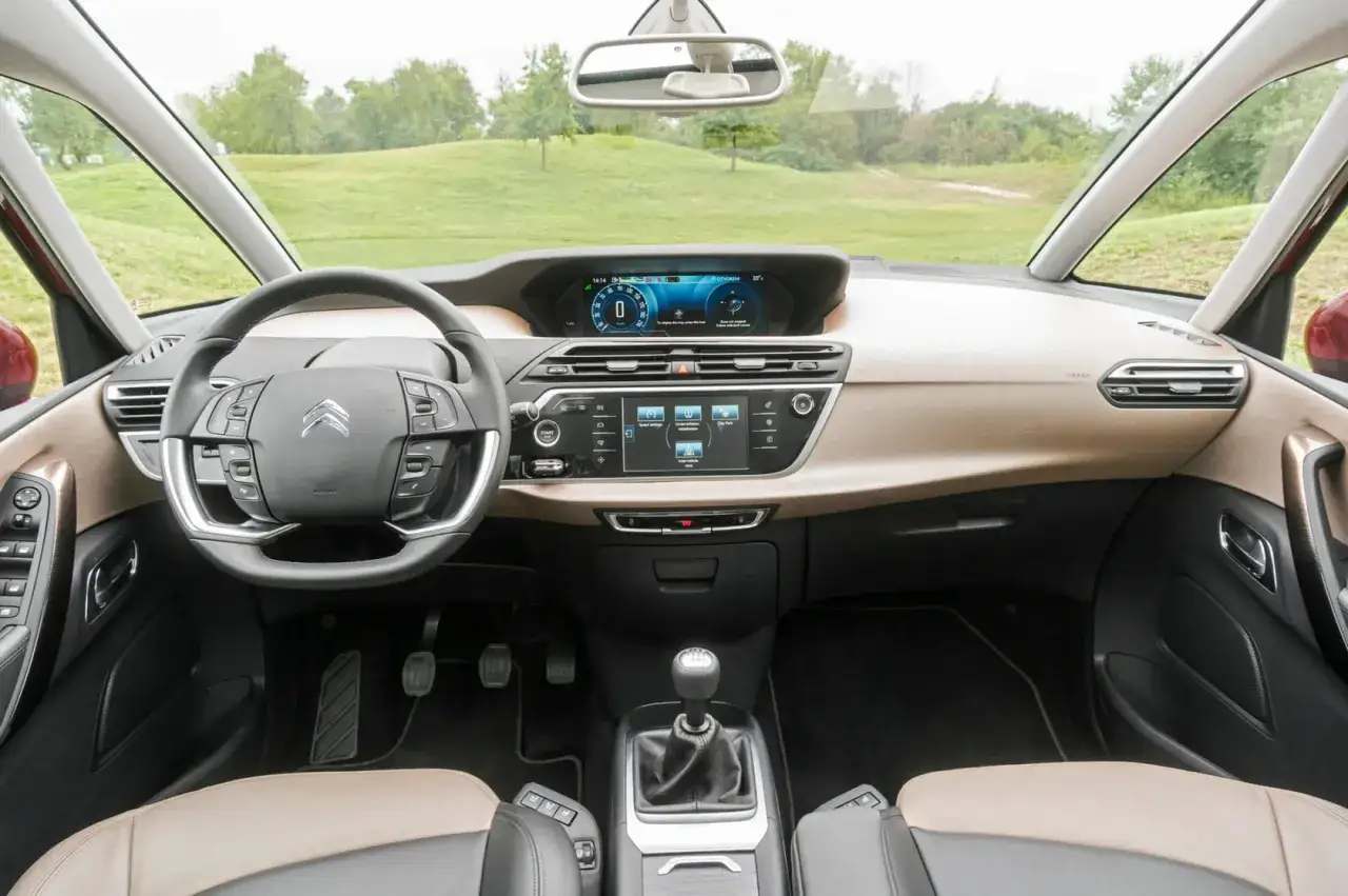Wnętrze Citroen C4 Picasso, które często pojawia się w pozytywnych citroen c4 picasso opinie, z nowoczesnym panelem i ekranem.