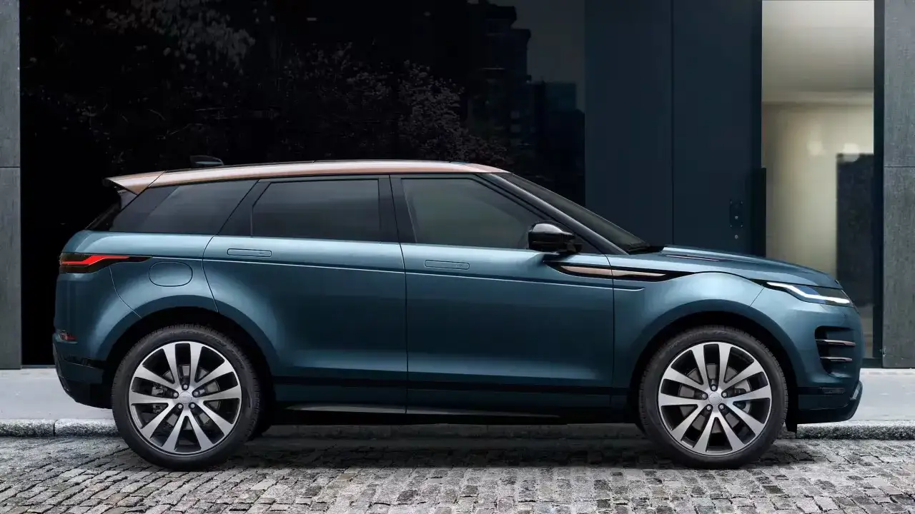 Elegancki Range Rover Evoque w kolorze morskim, z miedzianym dachem. Wiele osób szuka o nim pozytywnych range rover evoque opinie.