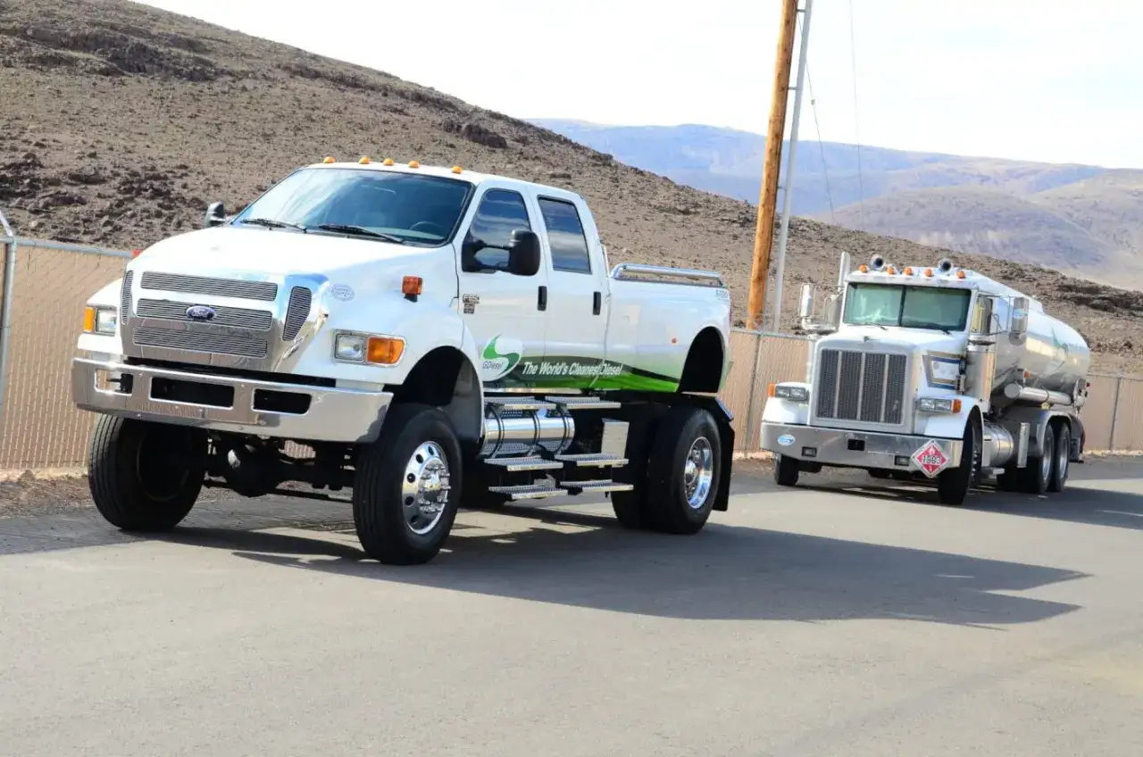 Biały Ford F650 z napisem