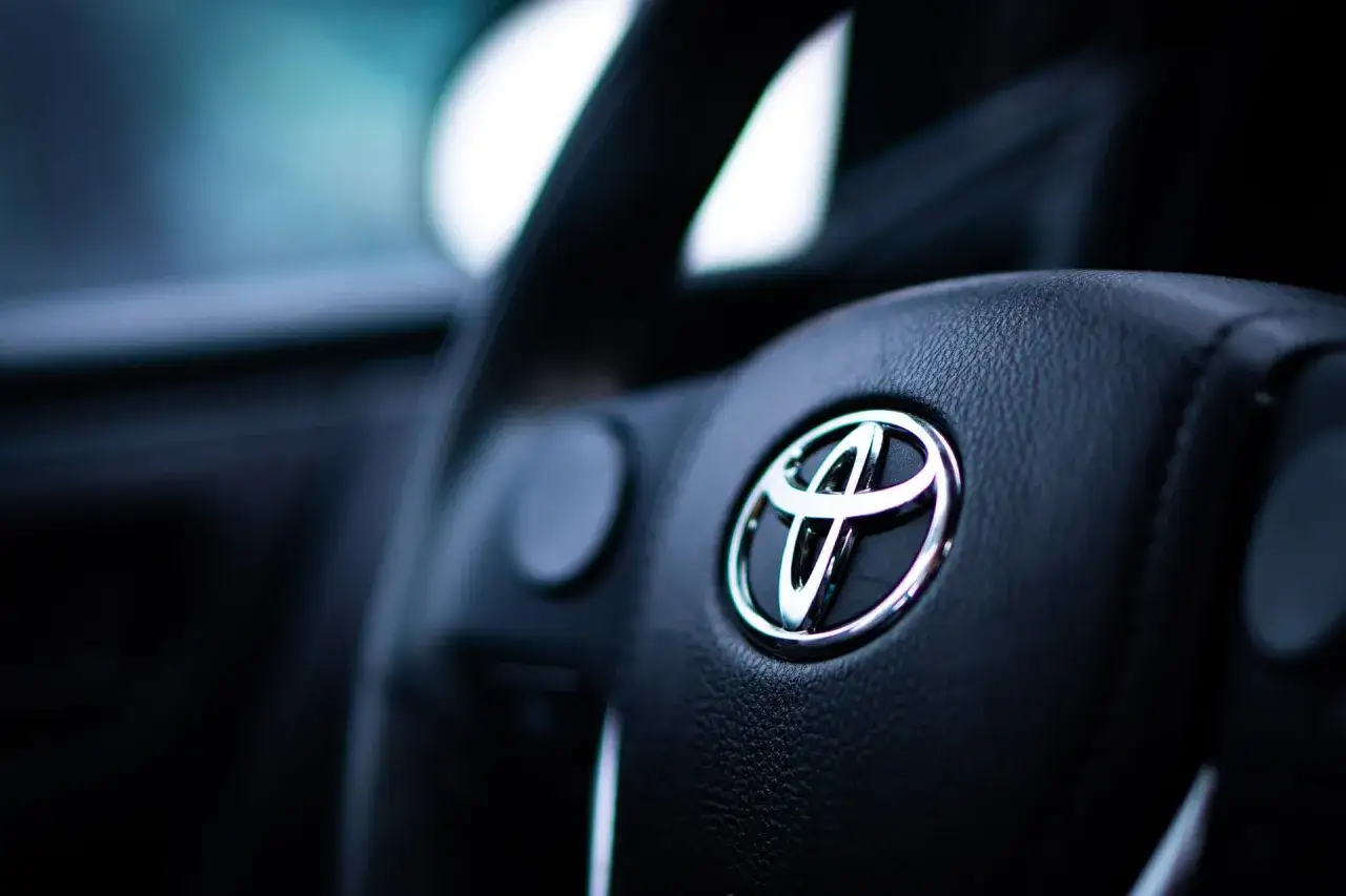 Zbliżenie na kierownicę Toyoty Auris. Wiele osób szuka toyota auris opinie, by podjąć decyzję o zakupie.