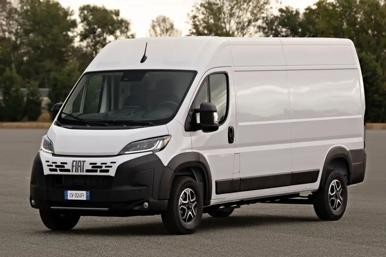 Biały Fiat Ducato Maxi stoi na drodze, gotowy do transportu.