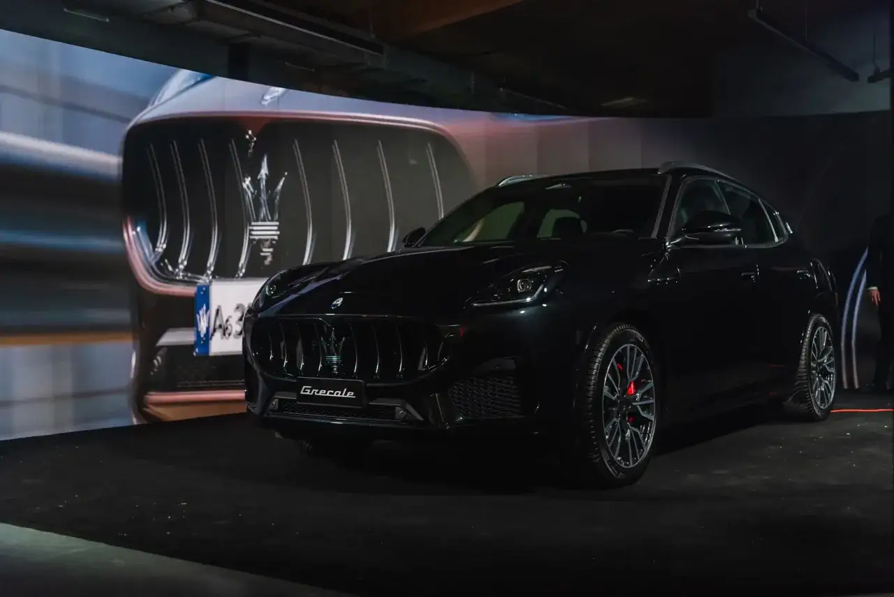 Czarny Maserati Grecale na wystawie. Sprawdź aktualną maserati cena i specyfikację tego luksusowego SUV-a.