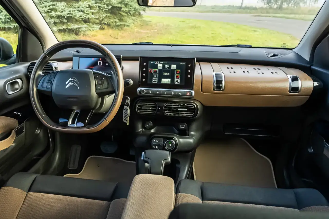 Wnętrze Citroen C4 Cactus, które potwierdza pozytywne opinie o jego unikalnym designie i komforcie.
