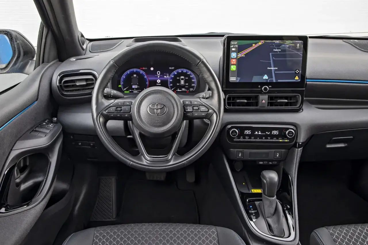 Wnętrze Toyoty Yaris z nawigacją i cyfrowymi zegarami. Sprawdź atrakcyjną toyota yaris cena!