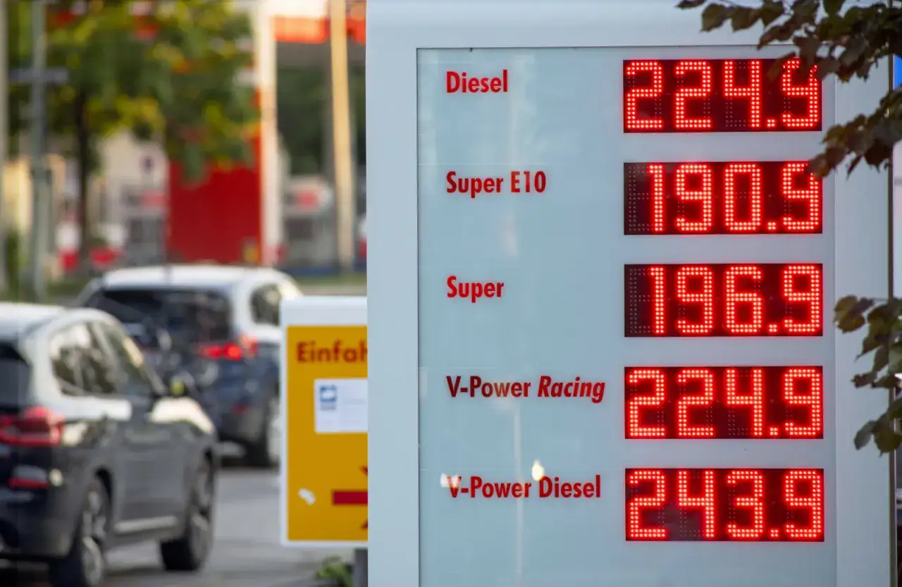 Cena benzyny w Niemczech na tablicy: Diesel 224.9, Super E10 190.9, Super 196.9.