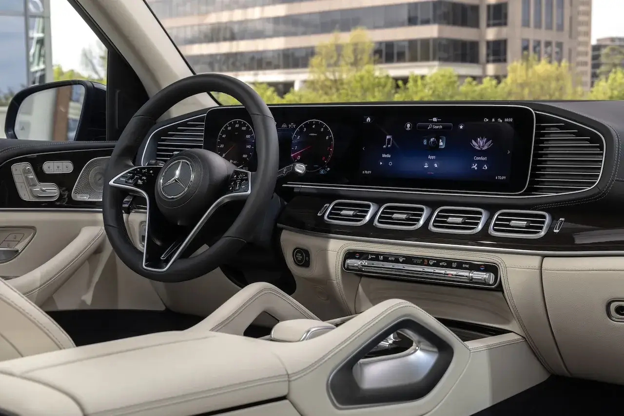 Wnętrze luksusowego SUV-a gle amg. Skórzana tapicerka, nowoczesny kokpit z ekranem dotykowym i kierownicą.