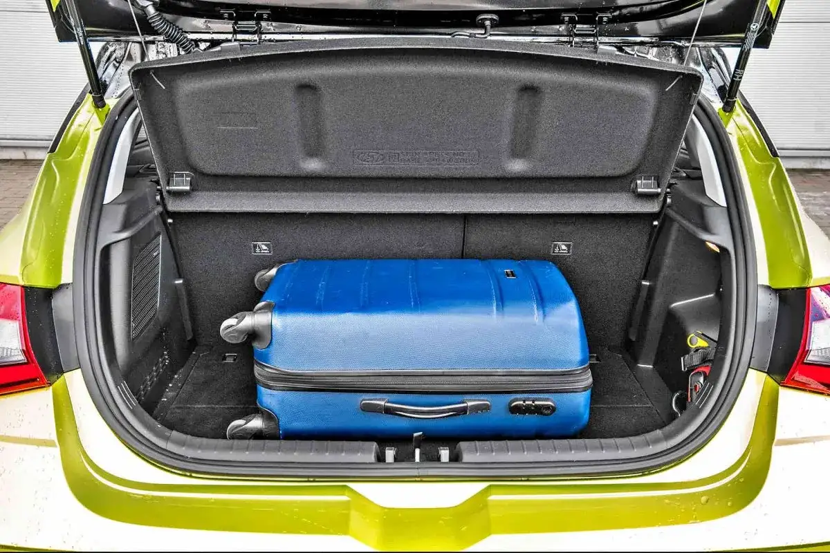 Bagażnik Hyundaia ix20 pomieści dużą walizkę. Wiele osób chwali to auto za przestronność, co potwierdzają liczne hyundai ix20 opinie.
