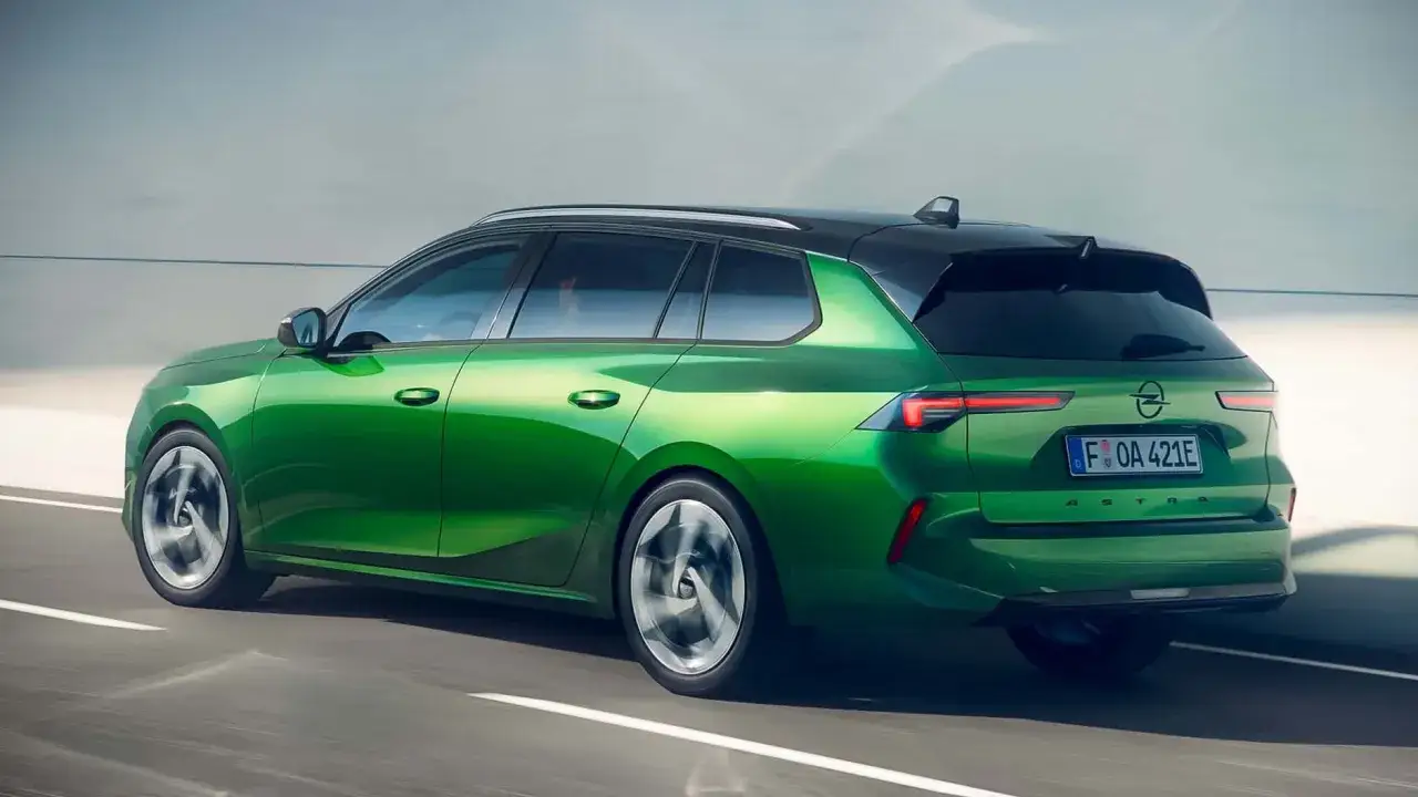 Zielony Opel Astra Sports Tourer w ruchu. Nowoczesny design, idealny dla rodziny, jeden z wielu modeli Opla.