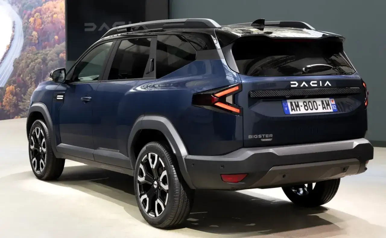 Dacia Bigster w kolorze granatowym, z charakterystycznymi światłami LED i felgami. Zapowiedź przyszłych silników.