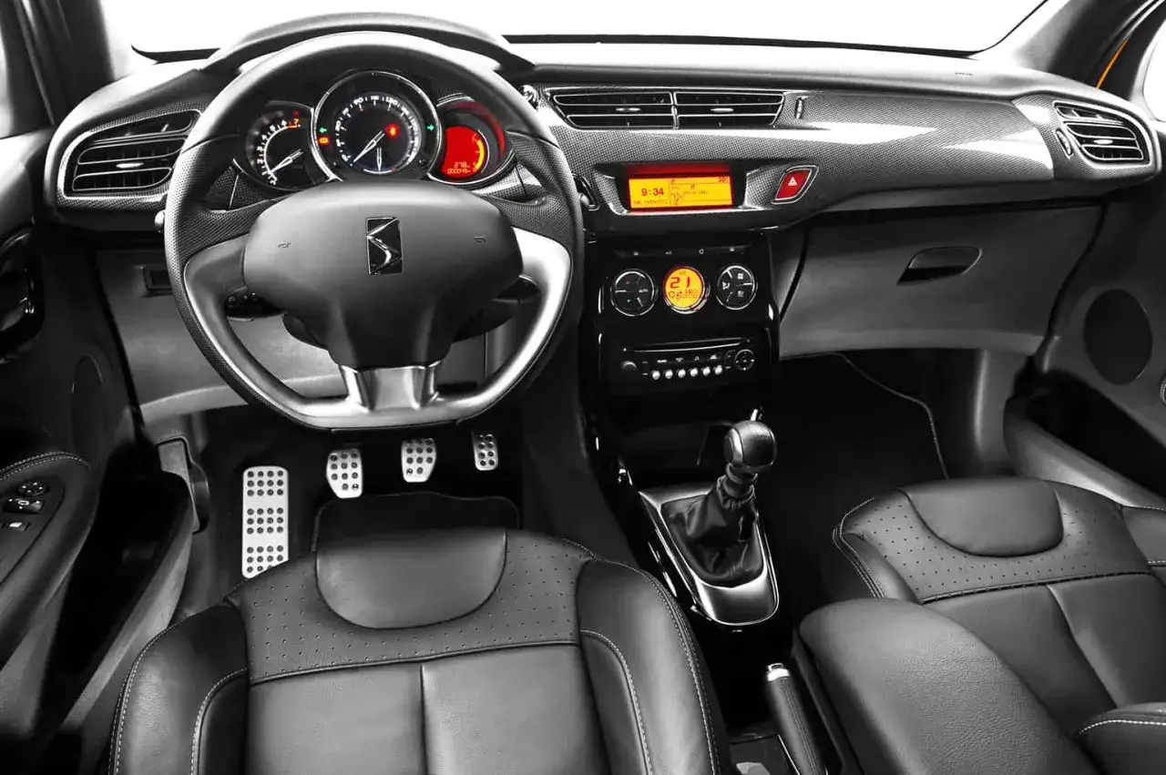 Wnętrze Citroena DS3, które zachęca do pozytywnych citroen ds3 opinie. Skórzana tapicerka, sportowe pedały i nowoczesna deska rozdzielcza.