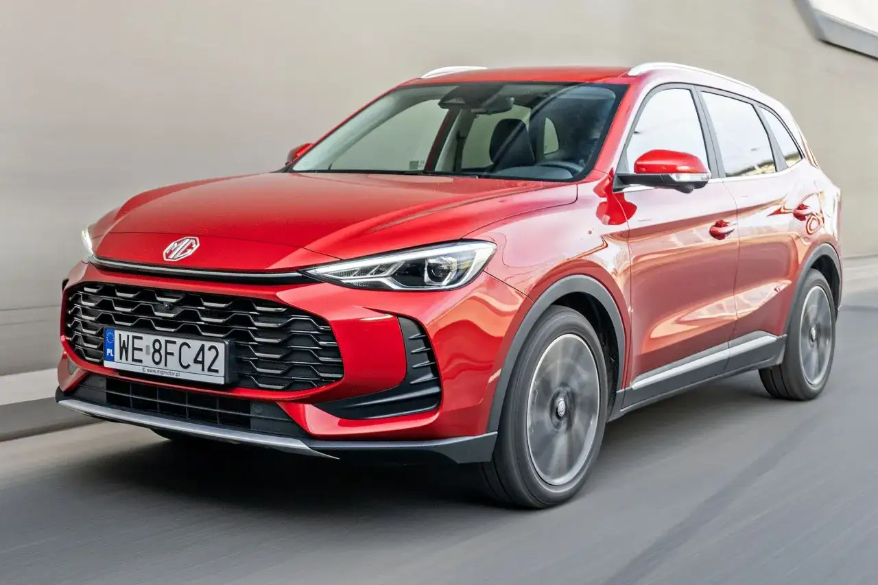 Czerwony MG ZS na drodze. Wiele osób szuka mg zs opinie przed zakupem.