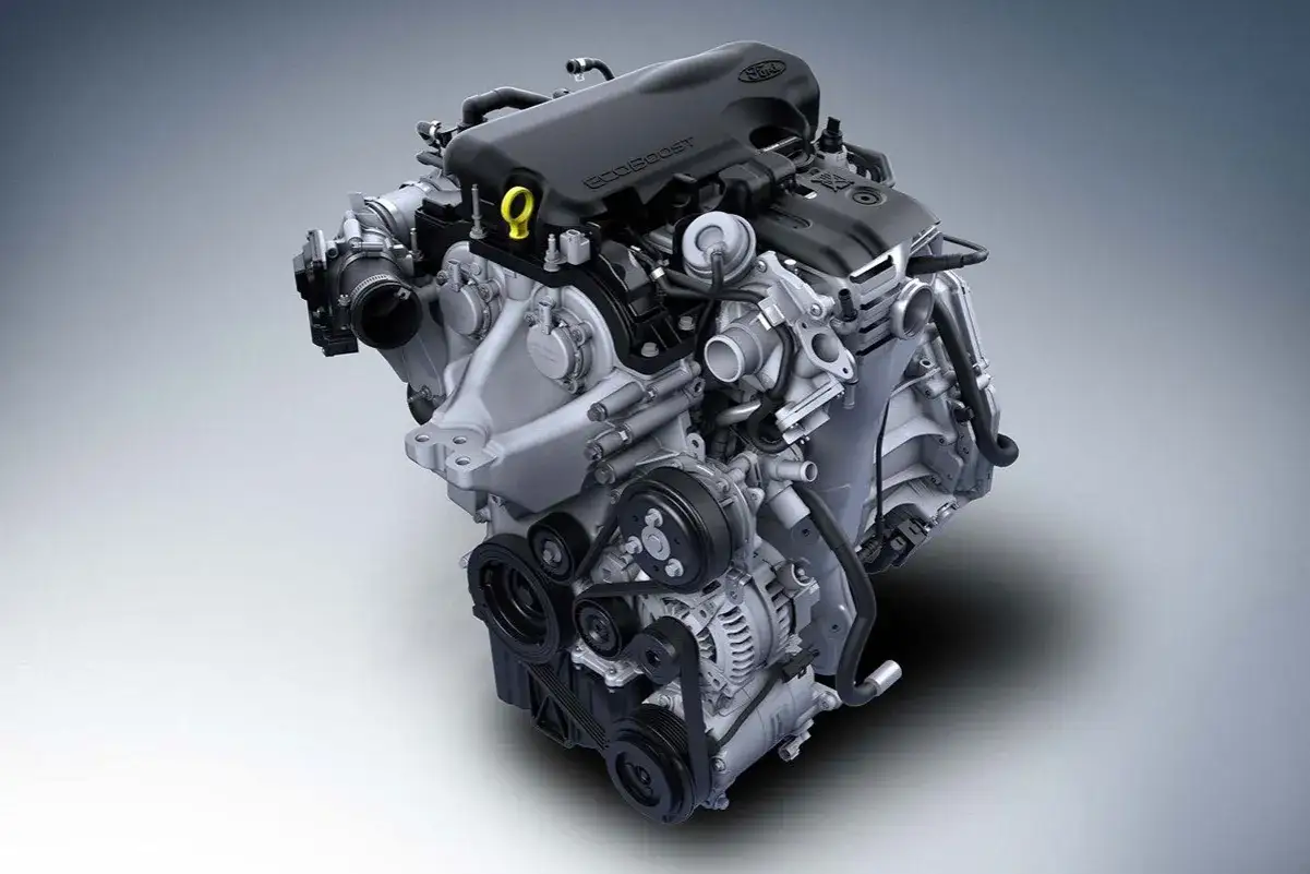 Silnik Ford Focus 1.0 EcoBoost, serce wielu nowoczesnych samochodów, prezentuje swoją skomplikowaną konstrukcję z turbosprężarką i paskami napędowymi.