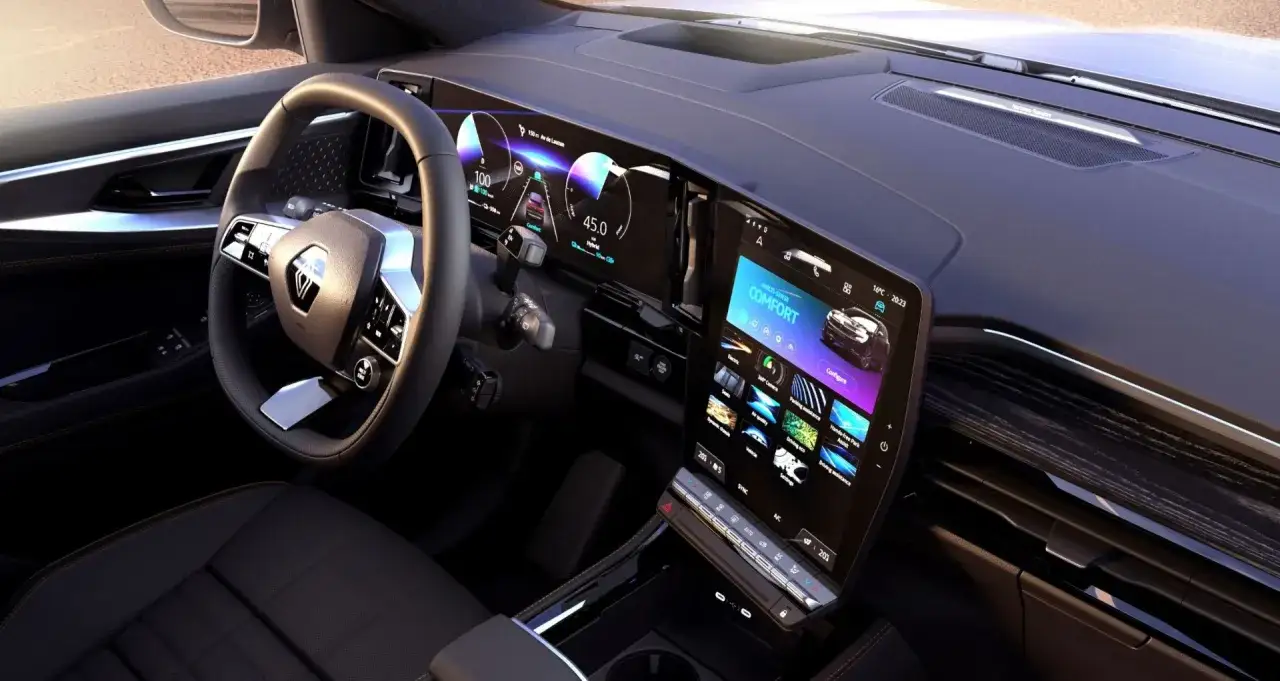 Wnętrze Renault Austral z dużym ekranem dotykowym. Wiele pozytywnych renault austral opinie podkreśla nowoczesny design i intuicyjną obsługę.