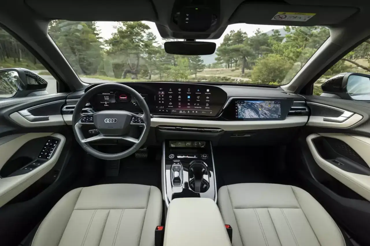 Wnętrze Audi A5: nowoczesny kokpit z ekranami, skórzane fotele. Czy warto kupić? Sprawdź audi a5 opinie.