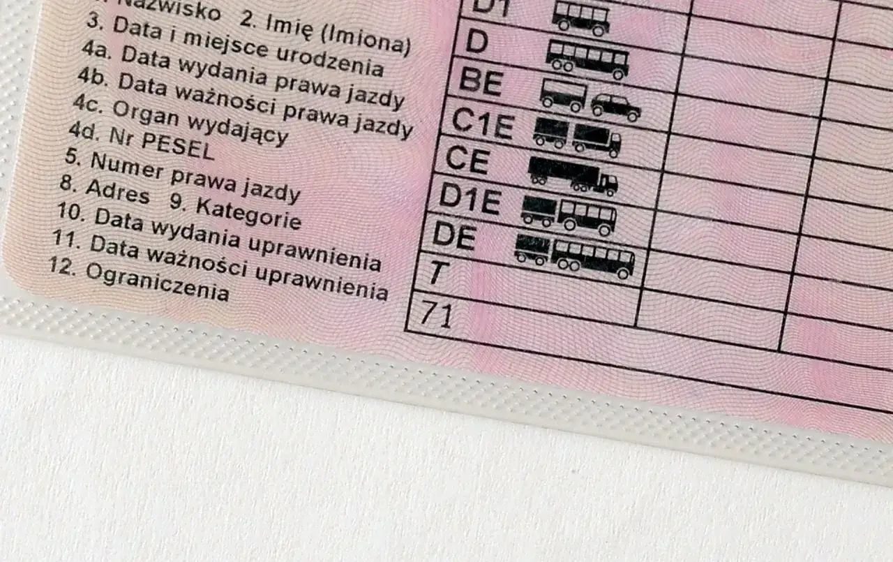 Fragment prawa jazdy z wpisanym kodem 71 w sekcji