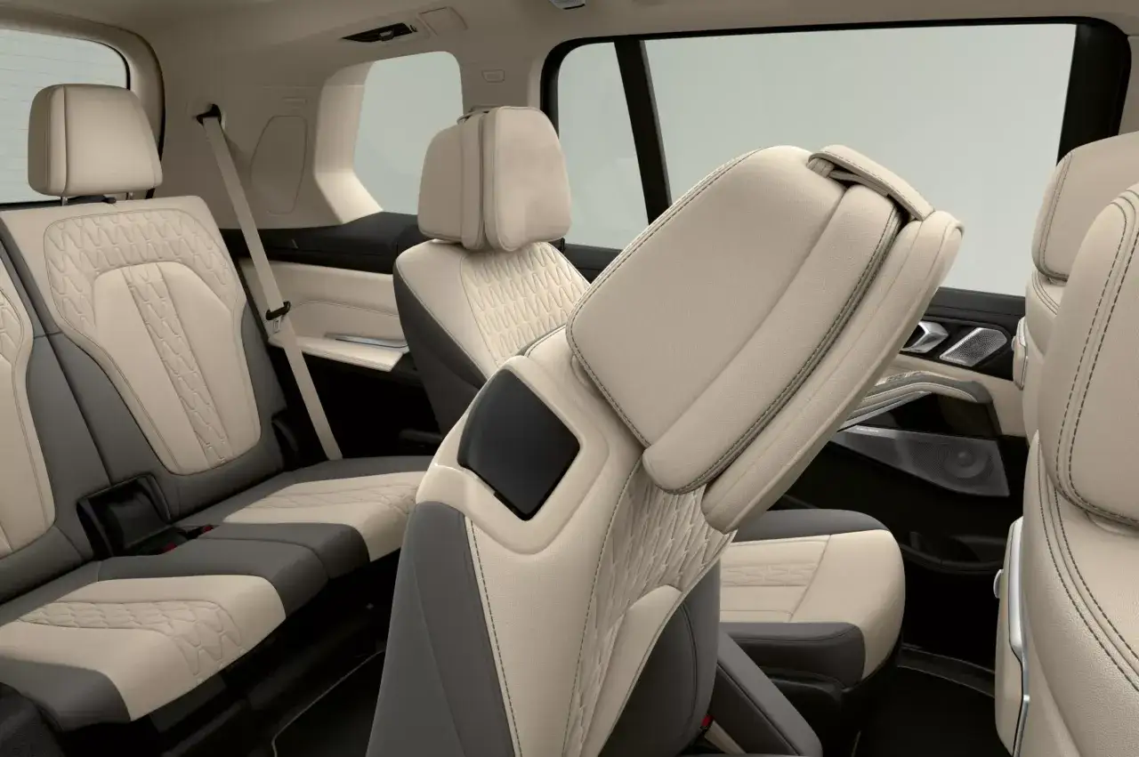 Wnętrze BMW X7 z jasnymi, pikowanymi siedzeniami. Sprawdź aktualną bmw x7 cena i wyposażenie.