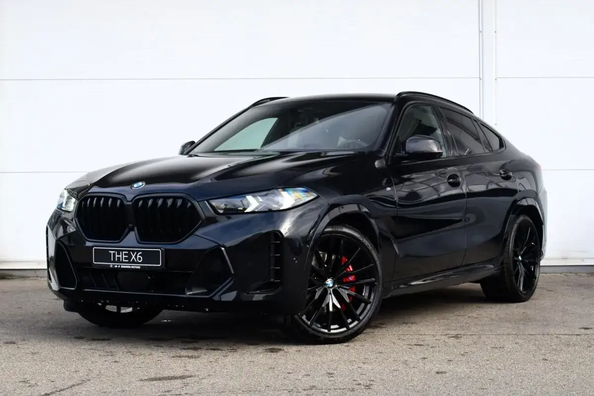 Czarny BMW X6 z czerwonymi zaciskami hamulcowymi. Sprawdź aktualną bmw x6 cena i dostępne opcje.