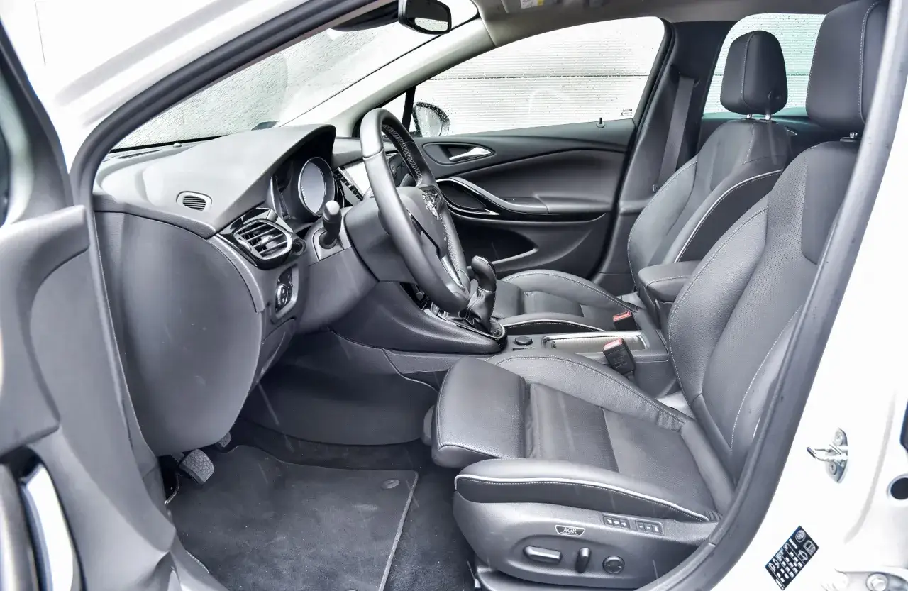 Wnętrze Opla Astry K. Skórzane fotele, kierownica i deska rozdzielcza. Wiele osób chwali ten model, a opel astra k opinie są zazwyczaj pozytywne.