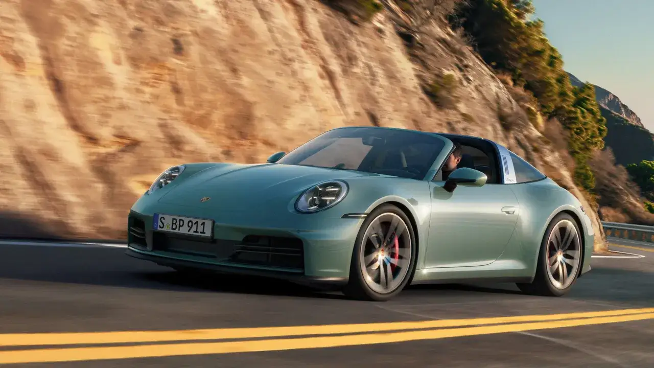 Miętowy Porsche 911 Targa sunie po krętej drodze. Zastanawiasz się nad porsche 911 cena?