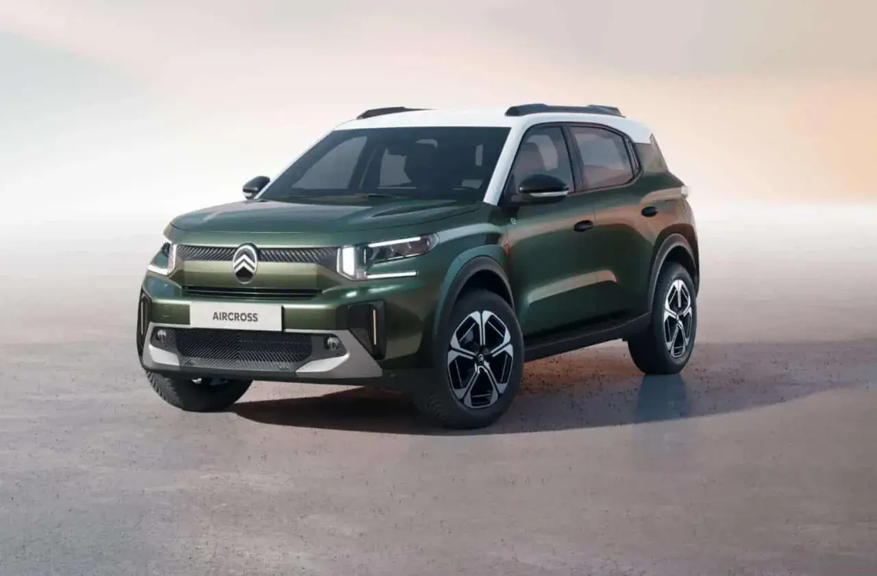 Nowy Citroen C3 Aircross w zielonym kolorze z białym dachem, gotowy na miejskie przygody.