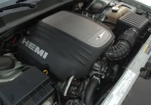 Silnik 5.7 Hemi V8 z napisem HEMI na pokrywie. Potężna jednostka gotowa do pracy.