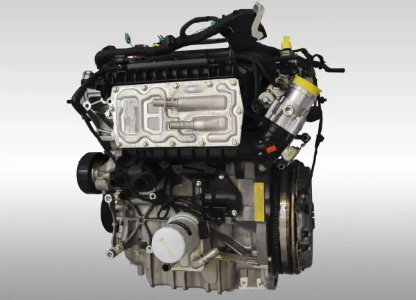 Silnik 1.5 EcoBoost, często chwalony w opiniach za dynamikę i oszczędność. Widoczny na zdjęciu z licznymi przewodami i elementami.
