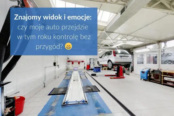 Warsztat samochodowy z podniesionym autem na podnośniku. Zastanawiasz się, ile trwa przegląd auta, by uniknąć przygód?