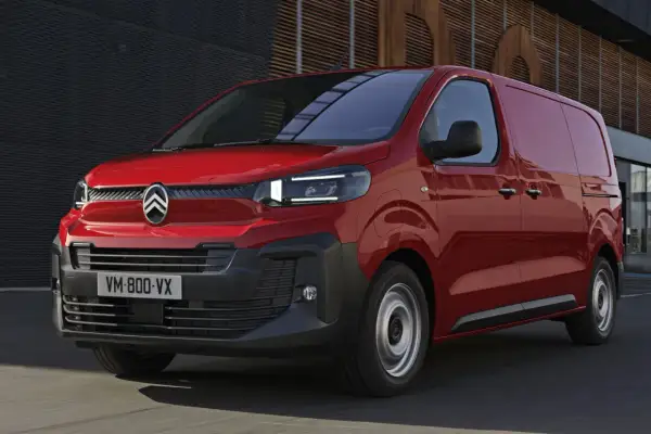 Czerwony Citroen Jumpy w ruchu. Poznaj jego imponujące citroen jumpy wymiary, idealne do transportu.