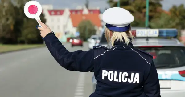 Policjantka z tarczą zatrzymuje ruch. Kierowca z recydywą mandat może spodziewać się kontroli.