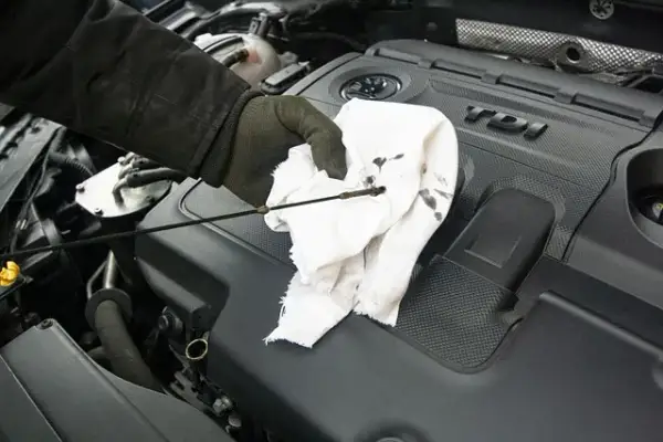 Jak spuścić olej z silnika - proste kroki, by uniknąć problemów