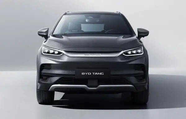 Szary BYD Tang z nowoczesnymi światłami LED. Sprawdź aktualną byd tang cena i dowiedz się więcej o tym elektrycznym SUV-ie.
