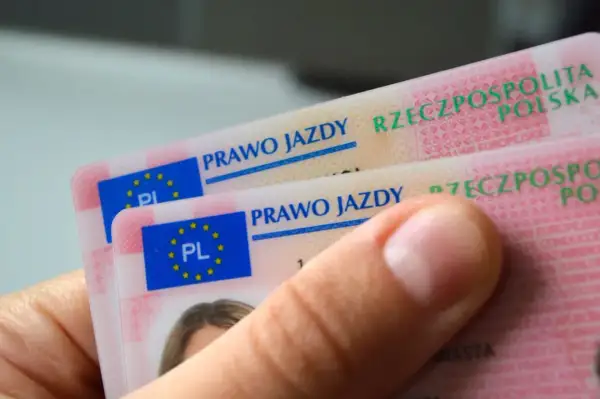 Dwa polskie prawa jazdy w ręce. Marzenie o prawie jazdy 17 lat staje się rzeczywistością.