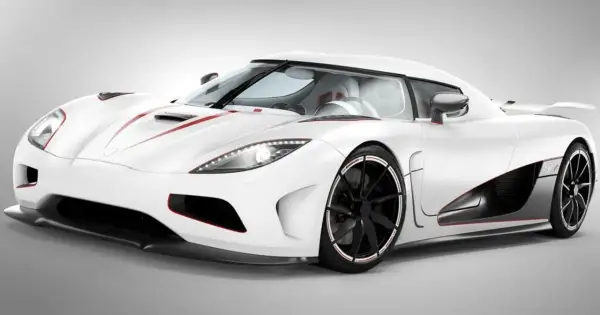 Biały Koenigsegg Agera R z czerwonymi akcentami, sportowy, luksusowy samochód.